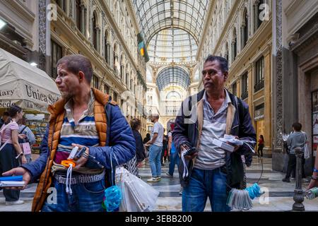 Neapel, Italien - 17. April 2026: Eine Nahaufnahme zweier Straßenverkäufer (Männer), die verschiedene Elektronik (Ladegeräte, Powerbanks, Kabel, Stockfoto