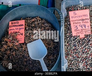 Ein Dialog der Aromen zwischen Star Anise’s Calm und Pepper’s feurige Farbe (Granada, Spanien: 02-APR-2026) Stockfoto