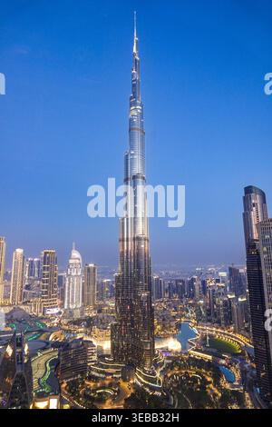 Dubai, Vereinigte Arabische Emirate - 21. April 2023: Blick aus der Vogelperspektive auf den Burj Khalifa Wolkenkratzer, der über der beleuchteten Skyline der Stadt und dem Dubai Mall Bereich thront Stockfoto