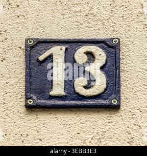 Detaillierte Nahaufnahme der blauen Vintage 13 Teller mit gerissener Farbe. Stockfoto