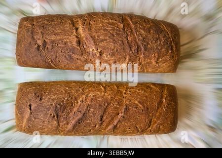 Zwei Vollkornlaibe Mit Frisch Gebackenem Rustikalem Brot Auf Der Tischplatte Mit Blick Über Den Kopf. Stockfoto