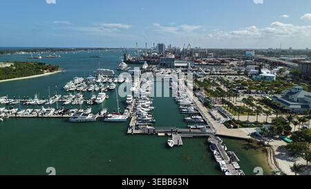 Riviera Beach, USA - 15. April 2026: Aus der Vogelperspektive auf Riviera Beach Marina mit zahlreichen Yachten, die in türkisfarbenem Wasser angedockt sind, Palmen und dem Stockfoto