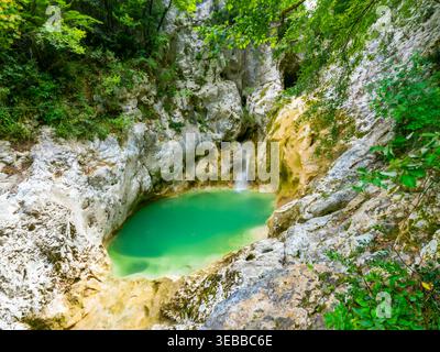Wanderweg zum Teich sieben Wasserfälle (Staza 7 slapova) in Buzet, Istrien, Kroatien, Europa Stockfoto