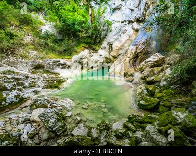 Wanderweg zum Teich sieben Wasserfälle (Staza 7 slapova) in Buzet, Istrien, Kroatien, Europa Stockfoto