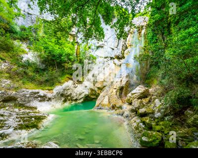 Wanderweg zum Teich sieben Wasserfälle (Staza 7 slapova) in Buzet, Istrien, Kroatien, Europa Stockfoto