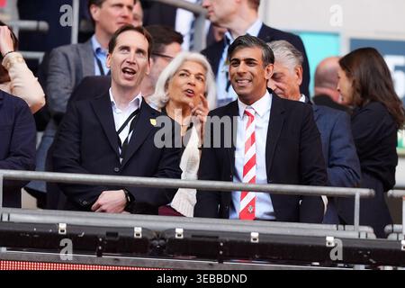 Chief Executive Officer der FA, Mark Bullingham und ehemaliger Finanzminister und Premierminister Rishi Sunak (rechts) in den Tribünen während des Halbfinalspiels des Emirates FA Cup im Wembley Stadium, London. Bilddatum: Samstag, 25. April 2026. Stockfoto