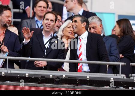 Chief Executive Officer der FA, Mark Bullingham und ehemaliger Finanzminister und Premierminister Rishi Sunak (rechts) in den Tribünen während des Halbfinalspiels des Emirates FA Cup im Wembley Stadium, London. Bilddatum: Samstag, 25. April 2026. Stockfoto