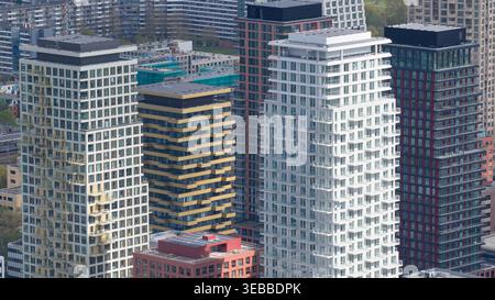 Amsterdam, Niederlande - 19. April 2026: Aus der Vogelperspektive des Stadtteils Bullewijk mit modernen Wohntürmen mit farbenfrohen Fassaden und Balken Stockfoto