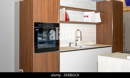 Leere kleine Küche mit modernen Geräten und Möbeln Stockfoto