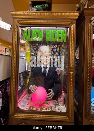 Alien Trump und Alien Biden Fortune Maschinen auf Alien Fresh Jerky ROAD ATTRACTION, Alien Show 8. Juni 2021 in Baker California. Foto: Jennifer Graylock-Alamy 917-519-7666 Stockfoto