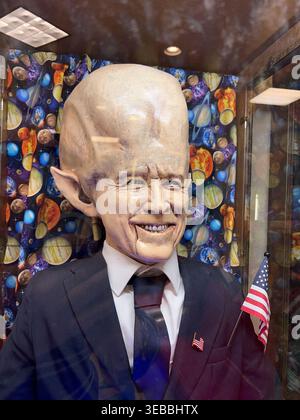 Alien Trump und Alien Biden Fortune Maschinen auf Alien Fresh Jerky ROAD ATTRACTION, Alien Show 8. Juni 2021 in Baker California. Foto: Jennifer Graylock-Alamy 917-519-7666 Stockfoto