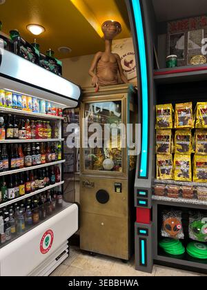 Alien Fortune Telling Machines auf Alien Fresh Jerky ROAD ATTRACTION, Alien Show 8. Juni 2021 in Baker California. Foto: Jennifer Graylock-Alamy 917-519-7666 Stockfoto