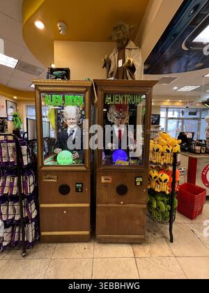 Alien Trump und Alien Biden Fortune Maschinen auf Alien Fresh Jerky ROAD ATTRACTION, Alien Show 8. Juni 2021 in Baker California. Foto: Jennifer Graylock-Alamy 917-519-7666 Stockfoto