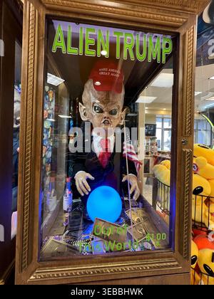 Alien Trump und Alien Biden Fortune Maschinen auf Alien Fresh Jerky ROAD ATTRACTION, Alien Show 8. Juni 2021 in Baker California. Foto: Jennifer Graylock-Alamy 917-519-7666 Stockfoto
