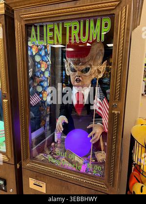 Alien Trump und Alien Biden Fortune Maschinen auf Alien Fresh Jerky ROAD ATTRACTION, Alien Show 8. Juni 2021 in Baker California. Foto: Jennifer Graylock-Alamy 917-519-7666 Stockfoto