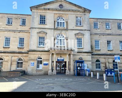 Außenansicht des Northampton General Hospital UK mit Besuchern und Rollstühlen Zugang sichtbarer Haupteingang neues Gebäude Zebraüberquerung Stockfoto