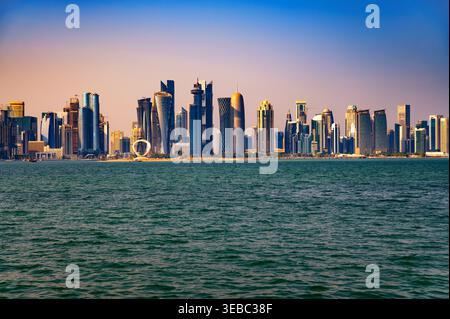 Doha West Bay Skyline bei Sonnenuntergang von der Corniche Waterfront in Katar Stockfoto