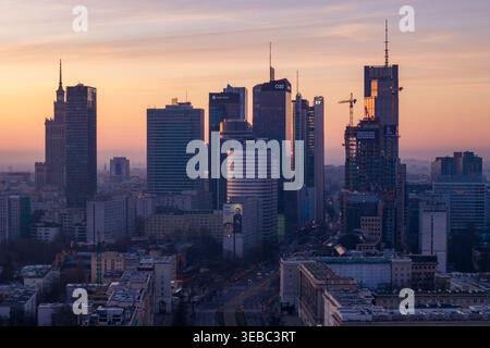 Warschau, Polen - 5. März 2026: Aus der Vogelperspektive auf die Skyline der Stadt mit modernen Wolkenkratzern und dem Palast der Kultur und Wissenschaft bei einem warmen Sonnenuntergang Stockfoto