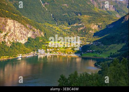 Geiranger Village und Fjord Waterfront in Norwegen Stockfoto