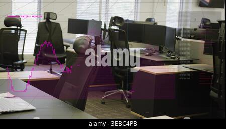 Mit ergonomischem Mesh-Stuhl im Büro, Laptop-Monitore und Anzug Stockfoto