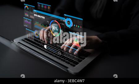 Professionell arbeitendes, praxisorientiertes Notebook mit Dashboards und Diagrammen zur Datenanalyse, die moderne Technologie und den digitalen Wandel in einem Unternehmen darstellen Stockfoto