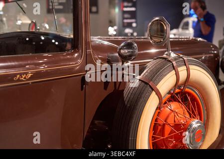 Nahaufnahme eines vintage braunen Automobils aus den 1920er-1930er Jahren, zeigt den vorderen Kotflügel mit einer seitlich montierten Ersatzreifen Stockfoto