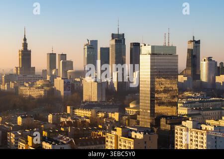 Warschau, Polen - 07. März 2026: Luftaufnahme der Skyline von Warschau mit dem Palast der Kultur und Wissenschaft und modernen Wolkenkratzern unter klarem Himmel Stockfoto