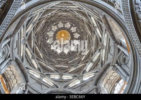 Niedrigwinklige Ansicht, die direkt nach oben auf die kunstvoll gestaltete Kuppeldecke der Kapelle des Heiligen Leichentuches (Cappella della Sacra Sindone) in Turin blickt Stockfoto
