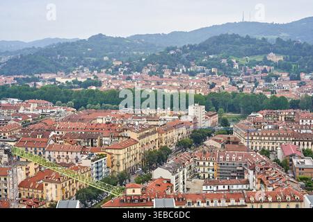 Eine panoramische Luftaufnahme von Turin, Italien, die die charakteristischen roten Ziegeldächer und die historische europäische Architektur der Stadt zeigt. Der Vordergrund Stockfoto