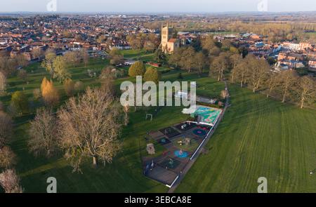 Blick aus der Vogelperspektive auf einen öffentlichen Gemeinschaftspark mit modernem Spielplatz und historischen Sehenswürdigkeiten Stockfoto
