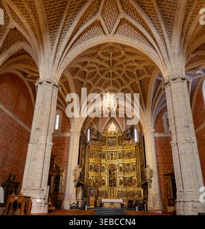 Interior de la iglesia de San Miguel Arcángel en Ibdes. Estilo Gótico y tres naves separadas por grandes pilares y Bóvedas de crucería. España Stockfoto