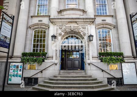 Vorderansicht des Chelsea Old Town Hall, Kings Road Chelsea London. Stockfoto