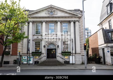 Vorderansicht des Chelsea Old Town Hall, Kings Road Chelsea London. Stockfoto