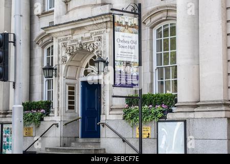 Vorderansicht des Chelsea Old Town Hall, Kings Road Chelsea London. Stockfoto