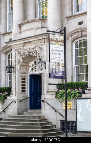 Vorderansicht des Chelsea Old Town Hall, Kings Road Chelsea London. Stockfoto