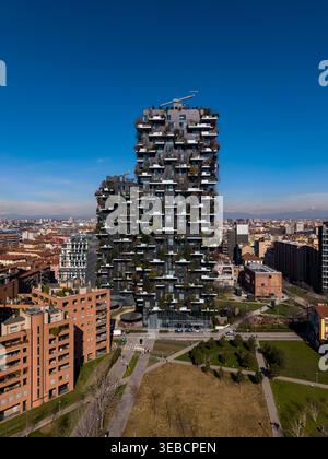 Aus der Vogelperspektive des Bosco Verticale in Mailand sehen Sie zwei Türme, die von üppigem Grün bedeckt sind. Der vertikale Wald verbindet Natur und Architektur und fördert so Nachhaltigkeit, Artenvielfalt und städtische Schönheit. Stockfoto