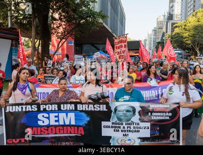 São PAULO (SP), 25. April 2026 – BRASILIEN OHNE FRAUENFEINDLICHKEIT – Demonstranten versammelten sich am Samstag (25) vor dem MASP-Museum auf der Paulista Avenue während einer landesweiten Mobilisierung. Der von Levante das Mulheres organisierte Protest fordert die Abgeordnetenkammer auf, den Gesetzesentwurf 896/2023 zur Abstimmung zu bringen, der darauf abzielt, den Hass gegen Frauen zu kriminalisieren. Bereits vom Senat gebilligt, steht das Gesetz unter der Führung des Sprechers Hugo Motta zur Erörterung bereit. (Foto: Vilmar Bannach/Alamy/Live News). Stockfoto