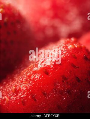 Frisches Erdbeer-Makro mit glänzender Oberfläche, saftige rote Fruchtstruktur mit natürlichem Glanz Stockfoto