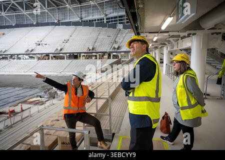 Christchurch, NEUSEELAND, 10. SEPTEMBER 2025: US-Botschaft Chargé d’Affaires David Gehrenbeck besucht das Te Kaha One NZ Stadium, das neue Christchurch Sports Stadium, um amerikanische Teams in Neuseeland zu unterstützen. Stockfoto