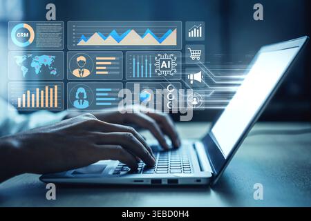 Nahaufnahme von Handtippen auf einem Laptop, umgeben von einer futuristischen digitalen Oberfläche, die Geschäftsanalysen, CRM-Einblicke und fortschrittliche Lösungen präsentiert Stockfoto