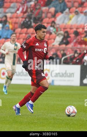 Toronto, Kanada. April 2026. Emilio Aristizábal #17 von Toronto FC treibt den Ball während des Major League Soccer Matches zwischen Toronto FC und Atlanta United im BMO Field Stadium nach vorne. Am 25. April 2026 in Toronto, Kanada. (Foto: Leonardo Ramirez/Eyepix Group/SIPA USA) Credit: SIPA USA/Alamy Live News Stockfoto