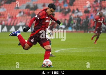 Toronto, Kanada. April 2026. Emilio Aristizábal #17 von Toronto FC tritt den Ball während des Major League Soccer Spiels zwischen Toronto FC und Atlanta United im BMO Field Stadium. Am 25. April 2026 in Toronto, Kanada. (Foto: Leonardo Ramirez/Eyepix Group/SIPA USA) Credit: SIPA USA/Alamy Live News Stockfoto