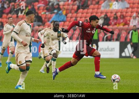 Toronto, Kanada. April 2026. Emilio Aristizábal #17 von Toronto FC treibt den Ball während des Major League Soccer Matches zwischen Toronto FC und Atlanta United im BMO Field Stadium nach vorne. Am 25. April 2026 in Toronto, Kanada. (Foto: Leonardo Ramirez/Eyepix Group/SIPA USA) Credit: SIPA USA/Alamy Live News Stockfoto