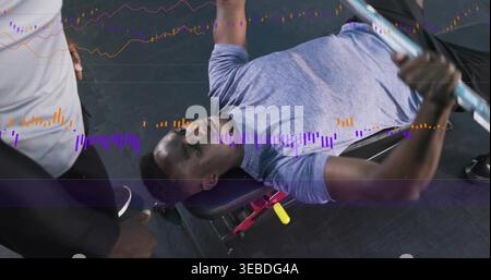 Mann auf einer verstellbaren Bank, der im Fitnessstudio Langhantel mit violetten Überzügen drückte, graues Hemd trug Stockfoto
