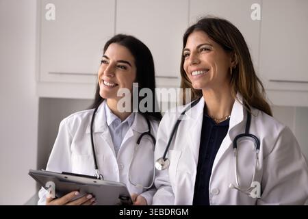 Zwei erfolgreiche motivierte Gesundheitsfachleute posieren in der Klinik Stockfoto