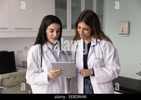 Zwei Therapeuten führen in der Klinik Gespräche Stockfoto