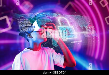 Ein junger Mann erforscht die virtuelle Realität und hebt die Schnittstelle von Technologie und Cybersicherheit hervor. Dieses Bild stellt die Bedeutung von dar Stockfoto