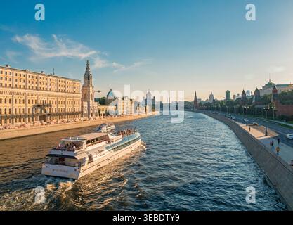 Moskau, Russland - 20. Juni 2021: Sightseeing-Bootstour auf der Moskwa in Moskau vorbei an historischen Gebäuden und Kreml unter klarem blauen Himmel Stockfoto