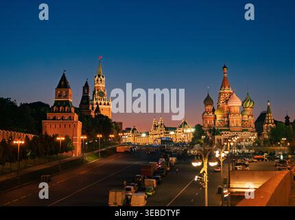 Moskau, Russland - 20. Juni 2021: Abendlicher Blick auf den Roten Platz Moskaus mit Blick auf die Basilius-Kathedrale und den Spasskaya-Turm mit GUMMILICHTERN Stockfoto