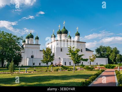 Astrachan, Russland - 2. August 2021: Historische Himmelfahrt-Kathedrale in Astrachan Russland mit wunderschönen grünen Kuppeln und goldenen Kreuzen unter A Stockfoto